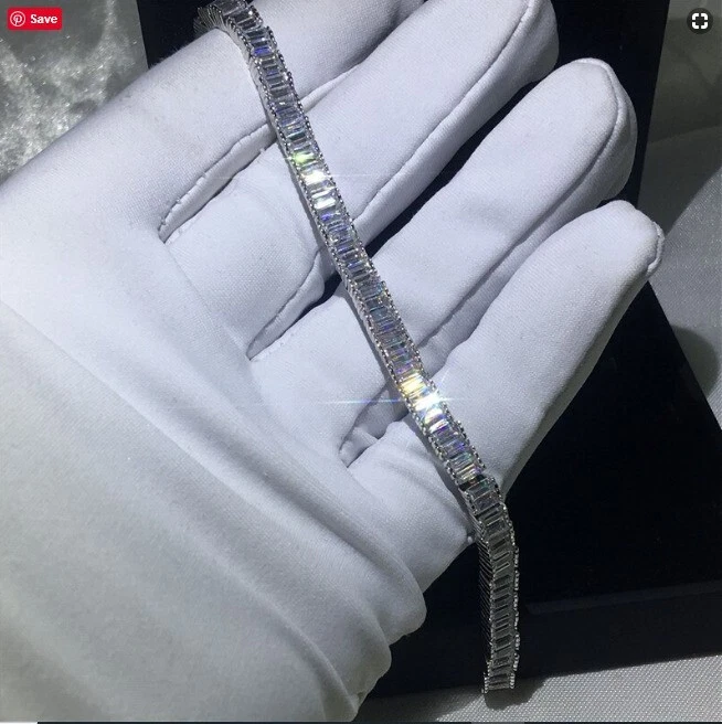 Brazalete de tenis de diamantes esmeralda de corte redondo de 8 quilates enchapado en oro blanco de 14 k Foto 4 de 4