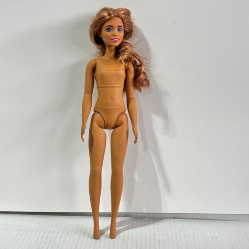Linda muñeca Barbie Mattel 2022 pelo castaño ojos verdes R44HF HLL21 - Imagen 2 de 11