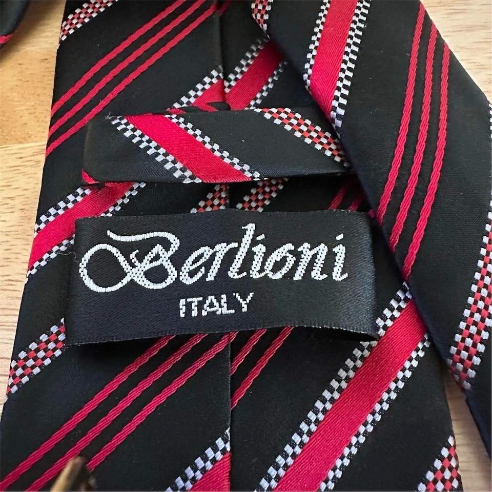 Corbata Berlioni Hombre Rayas Negras con Detalles a Cuadros en Rayas Foto 3 de 4