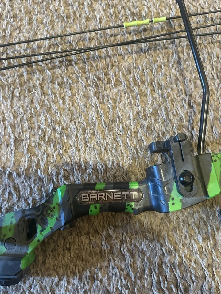 Barnett Tomcat 2 Compound Youth Bow with Sights Rest and Quiver. - Image 2 of 4