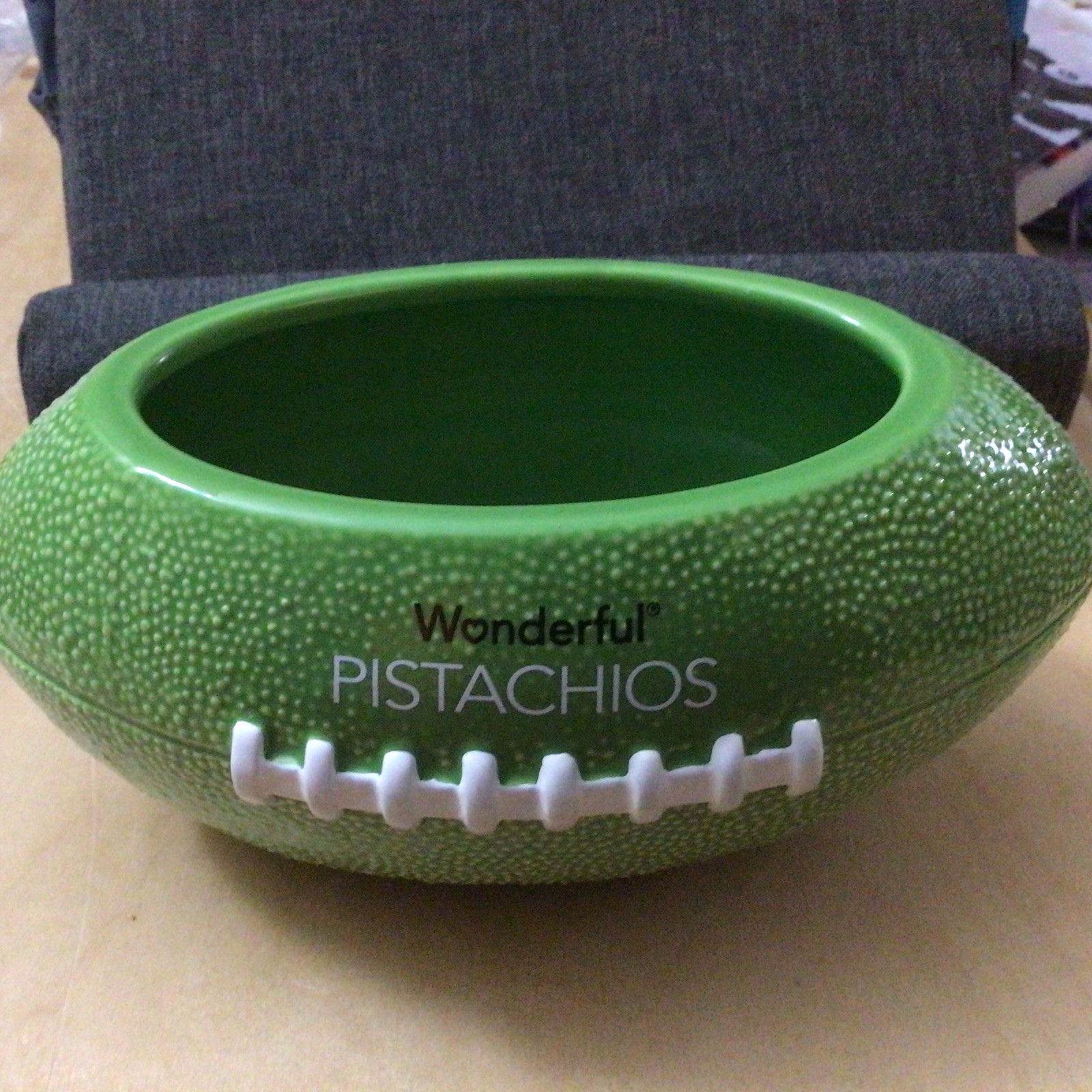 Maravilloso cuenco de fútbol americano pistachos NUEVO con etiqueta de cerámica plato de aperitivos promocional