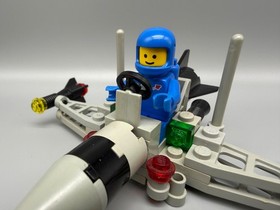 LEGO 6824 Classic Space Space Dart I  Vintage 1984 with Blue Spaceman Minifigure