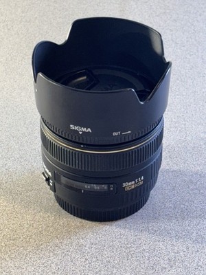 Sigma 30mm f 1.4 EX DC HSM For Canon EF mount  - With front /rear Caps & Hood