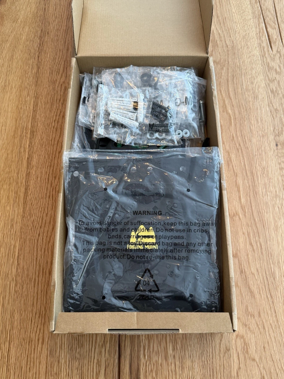 Forging Mount Full Motion Corner TV Wall Mount HY9441-B VESA 200x200mm - New 2
