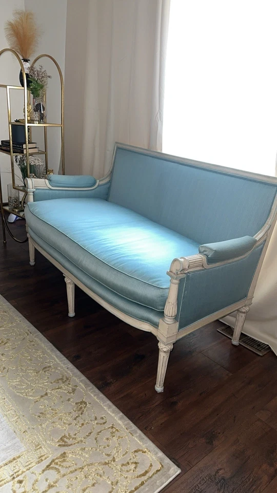 Impresionante sofá de dos plazas estilo francés Luis XVi Foto 3 de 4