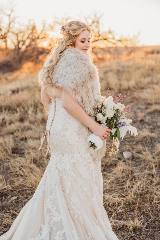 Mermaid Lace Gown Wedding Dress - Size 18 - Beautiful Dress! Corset - Image 2 of 4