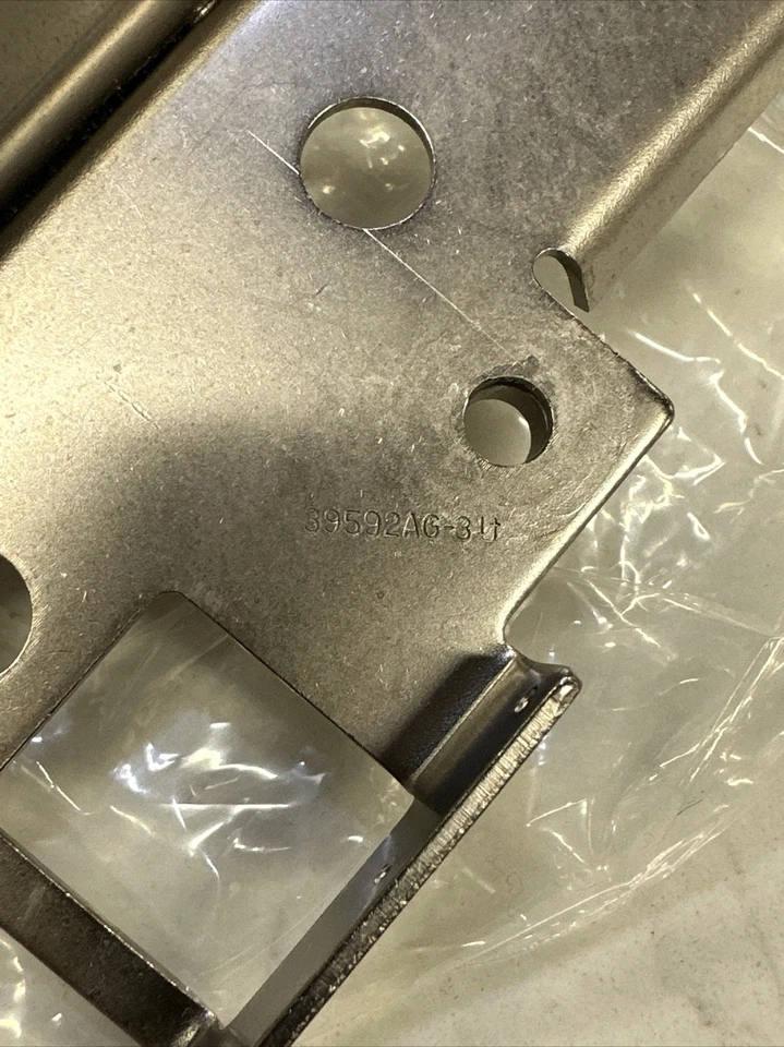 NEW OLD ATOCK 39592AG-3-UNION SPECIAL-MOUNTING BRACKET FOR SEWING-FREE SHIPPING* - Image 4 of 4