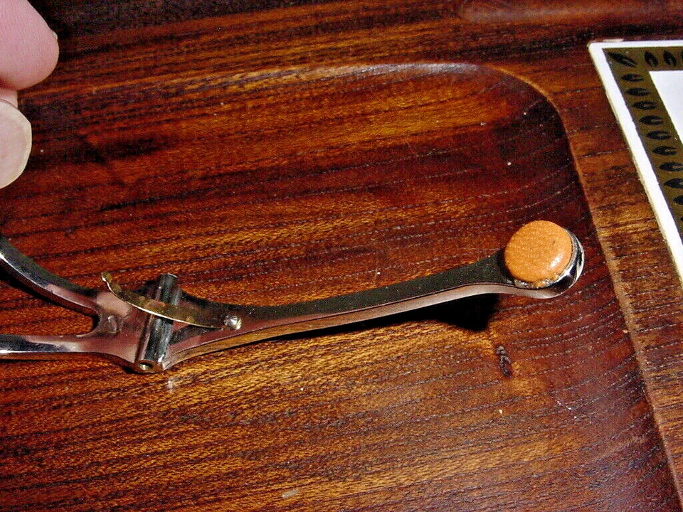 BUNDY OCTAVE KEY FOR ALTO SAXOPHONE  NECK LEVER NOS - Image 4 of 4