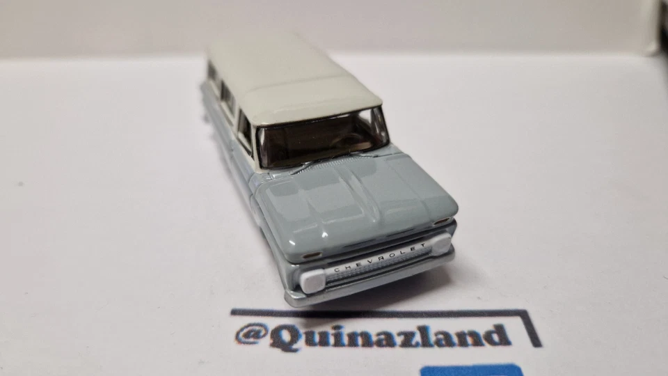Auto World Premium series 1966 Chevrolet Suburban, corpo grigio con bianco (A31) - Immagine 2 di 4