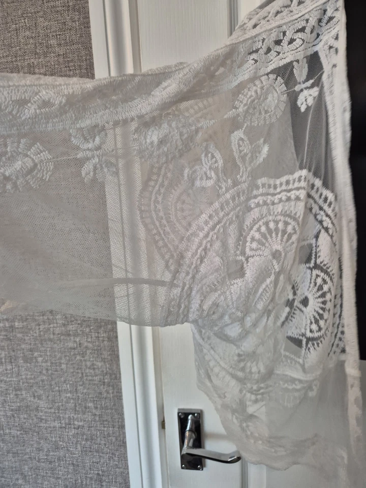 Stunning White Floral Embroided Lightweight Tie Front Shrug Size 16/18 - Image 3 of 3