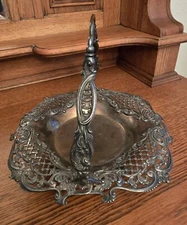 Vintage Middletown Plate Co. Brides Basket with nice filigree & moveable handle