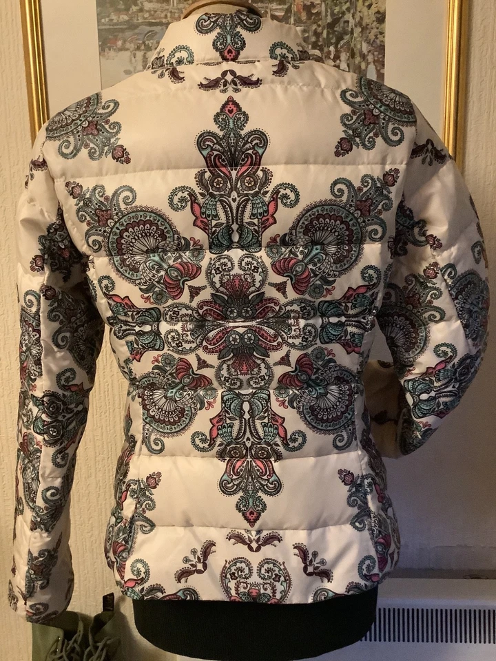 CHAQUETA CORTA DE PLUMÓN PUFFA ACOLCHADA MOLLY ODD TALLA 1 TALLA UK TALLA 8 EN MUY BUENA CONDICIÓN Foto 2 de 4