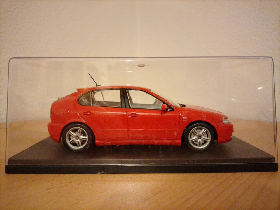 SEAT LEON CUPRA 4 V6, 2001, LEO-MODELS, 1:24, ROT, IN VITRINE, NEUW., RAR. - Bild 3 von 4