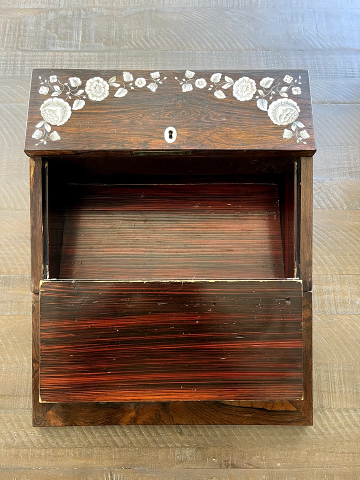 Escritorio de viaje con incrustaciones de palo de rosa y madreperla del siglo XIX con bolígrafos de fieltro Foto 2 de 4