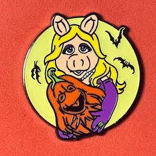 Disney Muppets Halloween 2024 Miss Piggy w/ Kermit Squash Pin   Y01