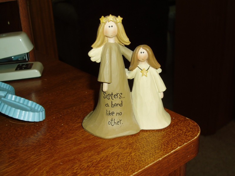 BLOSSUM BUCKET B.LLOYD "SISTERS-A BOND LIKE NO OTHER" FIGURINE