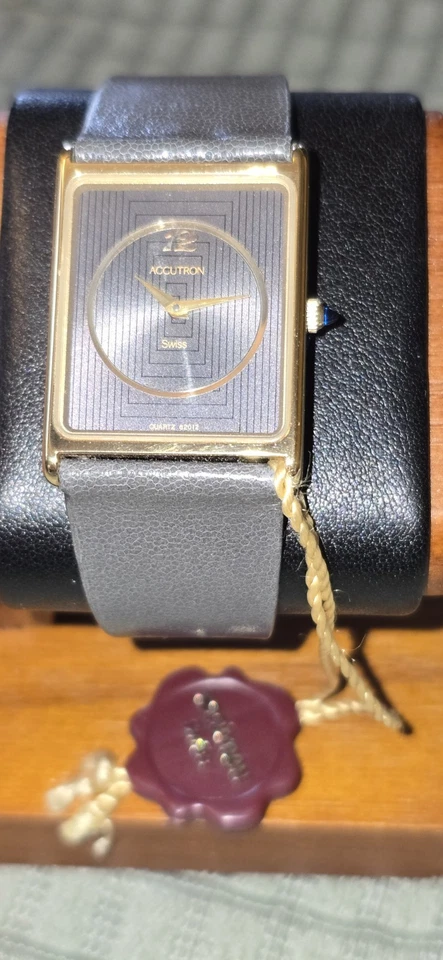 De colección Raro!  Accutron 1982 tanque delgado con corona de cabujón azul. AKA Martini Foto 4 de 4