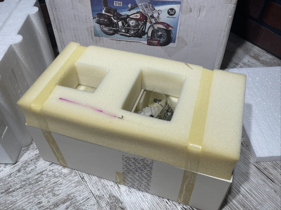 Franklin Mint Harley Davidson Heritage Softail Classic 1:10 Scale NEW IN BOX - Image 4 of 4