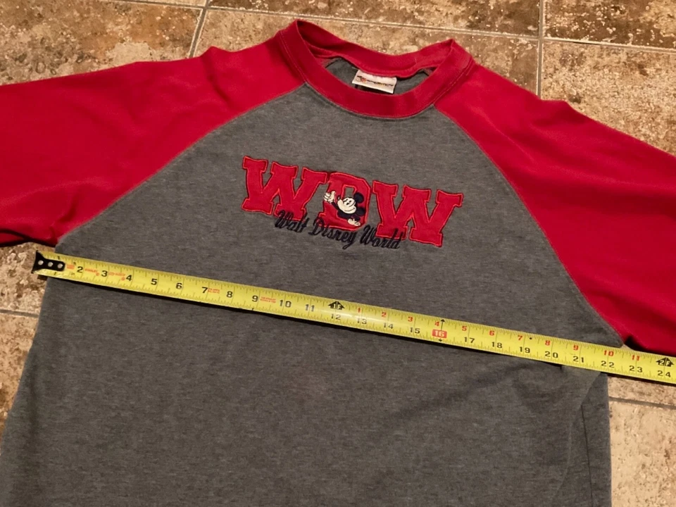 CAMISETA BORDADA VINTAGE WALT DISNEY WORLD (HOMBRE XL) GRIS ROJO USADA Foto 2 de 4
