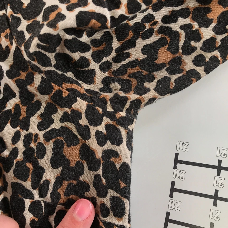 J. Camisa Crew con botones para mujer pequeña marrón negra estampado de leopardo ajustada de lino Foto 4 de 4