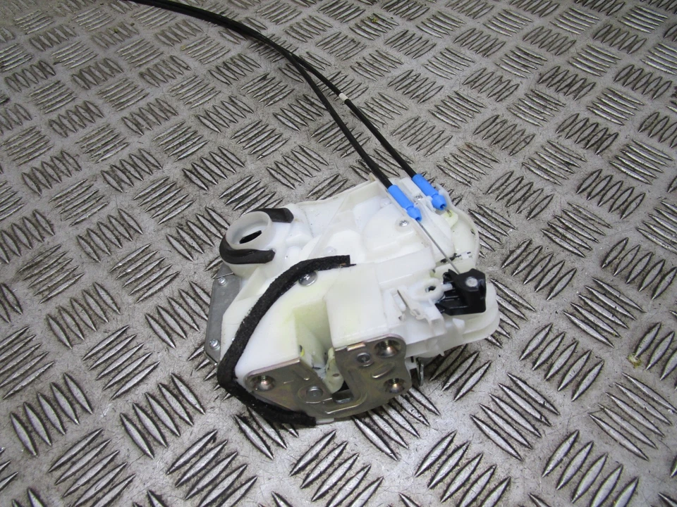 Suzuki Vitara 2019 talla T cerradura de puerta delantera lado del pasajero 82202-54PB2 OEM  Foto 3 de 4