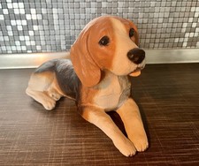 Deko Hunde Figur Beagle liegend  braun beige Tier Geschenk Dekoration ca. 22cm 