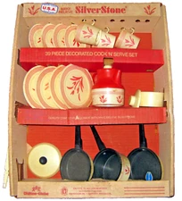 VINTAGE CHILTON GLOBE SILVERSTONE CHILDS COOK WARE DINNER WARE SET IN BOX