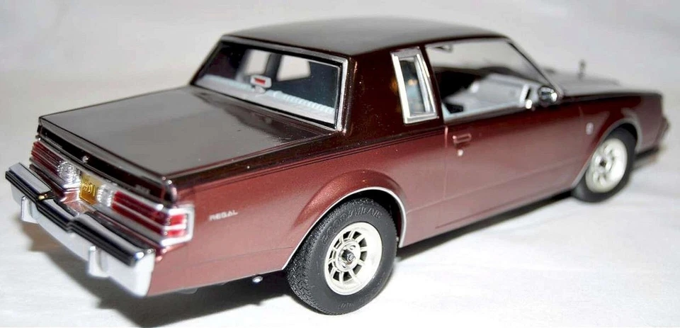 2 coches fundidos a presión nuevos GMP 1/18 ULTRA RAROS 1987 Buick Regal T-Type D84 rojo y azul Foto 4 de 4