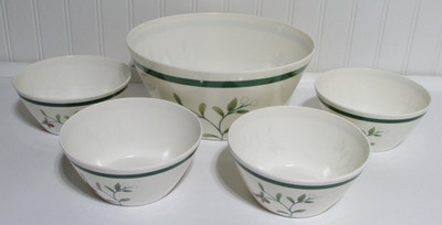 Pfaltzgraff Winterberry Melamine Large Snack Bowl and Four Smaller Bowls Set