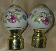 Vintage Porcelana i mosiądz Antyczne kwiatowe uchwyty słupkowe do łóżka Zestaw 2 różowych kwiatów