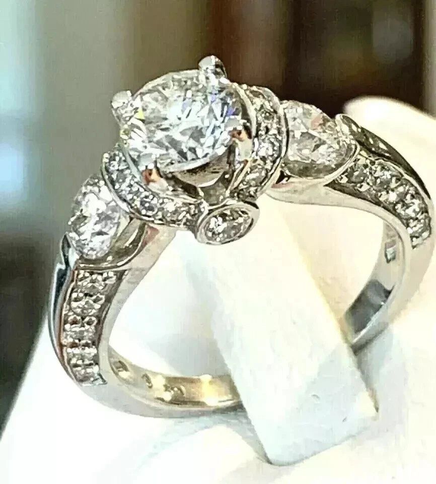 Anel de noivado feminino folheado a ouro branco 14K com diamante de corte redondo 2 quilates criado em laboratório - Imagem 3 de 4