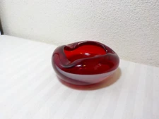 VINTAGE RED & WHITE SWIRL HEAVY GLASS ASHTRAY