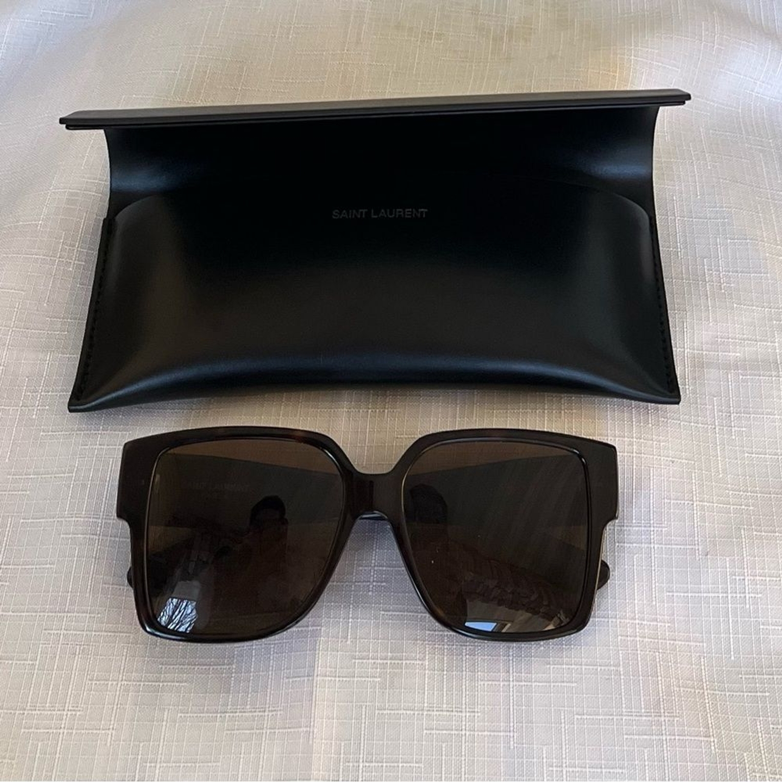 Saint Laurent autentico paio di occhiali da sole iconici marroni montatura rettangolare.