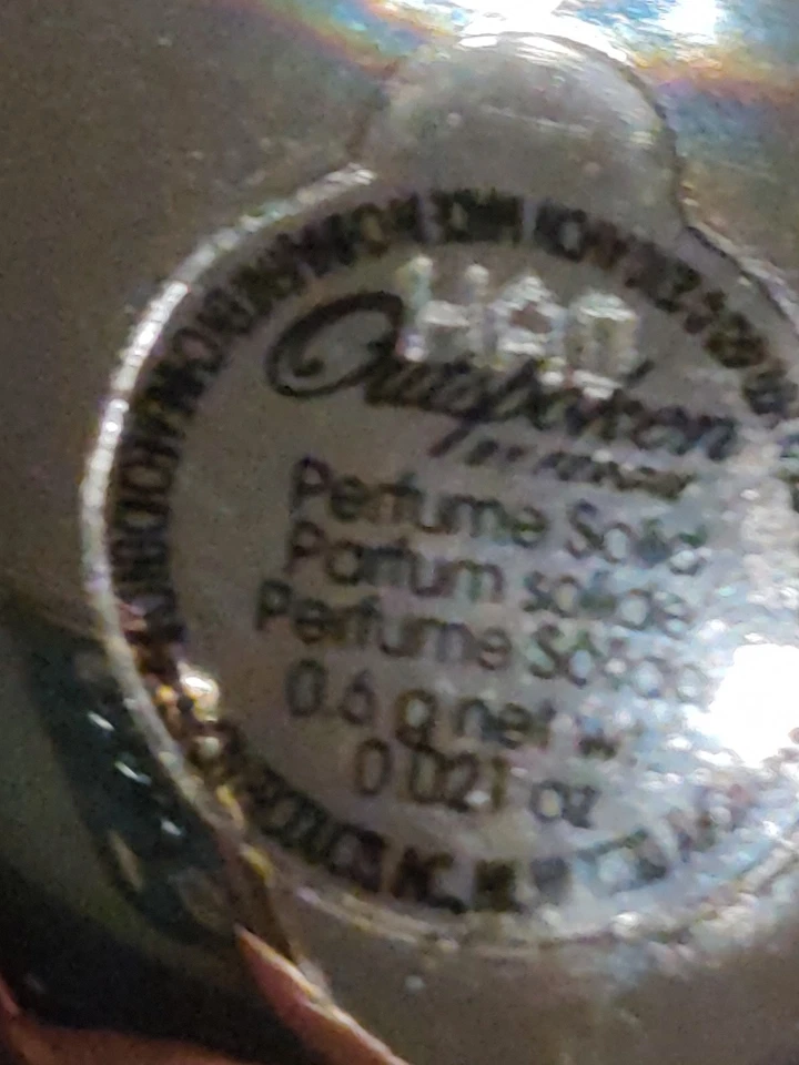 Avon 2010 Outspoken by Fergie perfume sólido 0,021 oz caixa original manga ajusta - Imagem 2 de 4