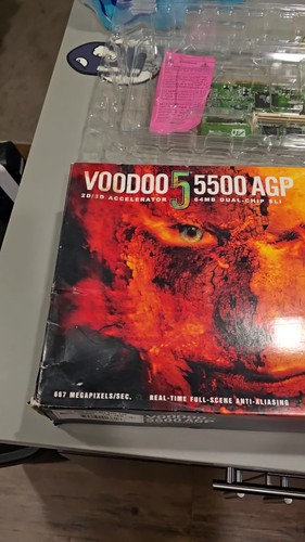 Scheda grafica AGP vintage 3DFX Voodoo 5 5500 64MB!!!SOLO SCATOLA!!! - Video 1 di 1