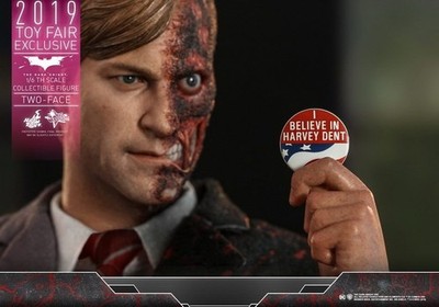 Hot Toys MMS546 Batman The Dark Knight - Two-Face (Harvey Dent) 12