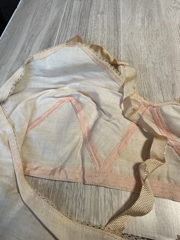 Antique 1920s FRENCH Bra Peach UNWORN BACKSTOCK Pointy ART DECO FLAPPER 32C 34B - Image 4 of 4