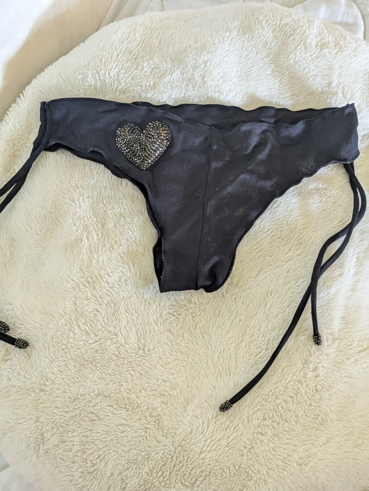 Нижняя часть бикини Indah черные завязки с эмблемой в виде сердца с бисером размер L - Изображение 2 из 4