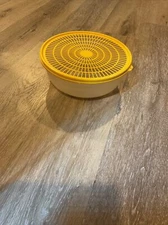 Tupperware Colander Strainer Bowl # 1835 - Flow Through Seal - 3 Quart - Yellow