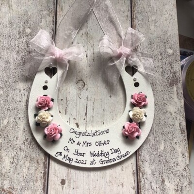 Handgefertigtes personalisiertes Hufeisengeschenk zum Hochzeitstag. Glückshufeisen Andenken