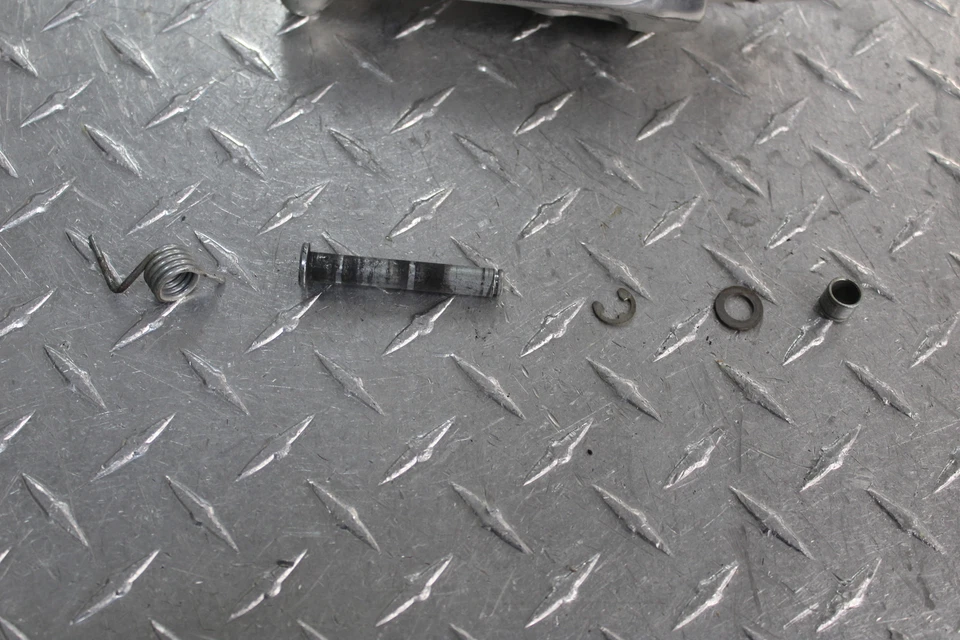 Suzuki GS550ESF 1985 reposapiés delantero izquierdo clavija paso a paso Foto 2 de 4