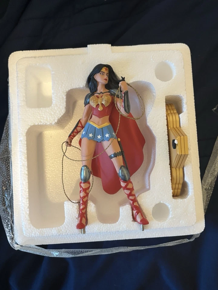 Estatua de la Mujer Maravilla "El Arte de la Guerra" de David Finch de DC Collectibles Foto 4 de 4