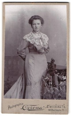 Fotografie Corona, Zwickau i /S., Wilhelmstrasse 7, Portrait junge Dame im Klei 