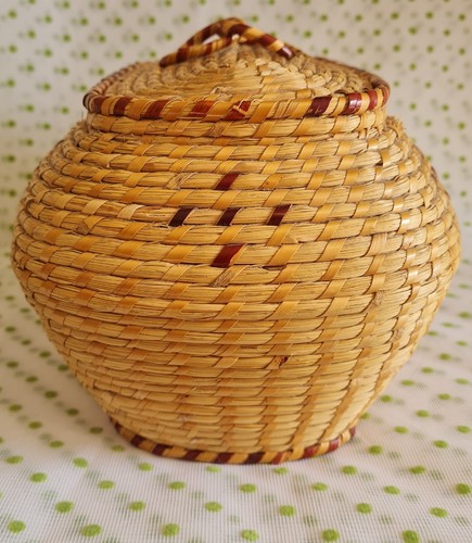 Vintage Wicker Lined Storage Basket With Lid. - Picture 4 of 14