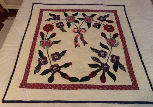 Neue handgefertigte Amish gesteppte Country Rose applizierter Wandbehang (39" B x 39,5" H) - Bild 1 von 7