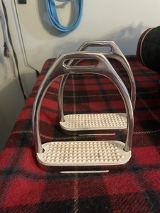 English Stirrup Irons 4 3/4 Stainless Steel Dressage Hunter Jumpers English Tack