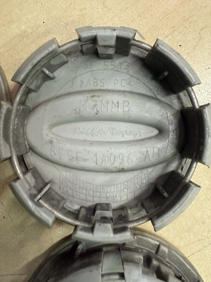 Juego de 4 tapas centrales de rueda cromadas de fábrica OEM para Ford Focus Foto 2 de 3