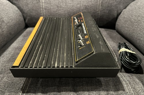 Offizielle Atari 2600 Holzmaserung Konsole! ~ Funktioniert super! ~ Schneller Versand! ~ LQQK - Bild 7 von 7