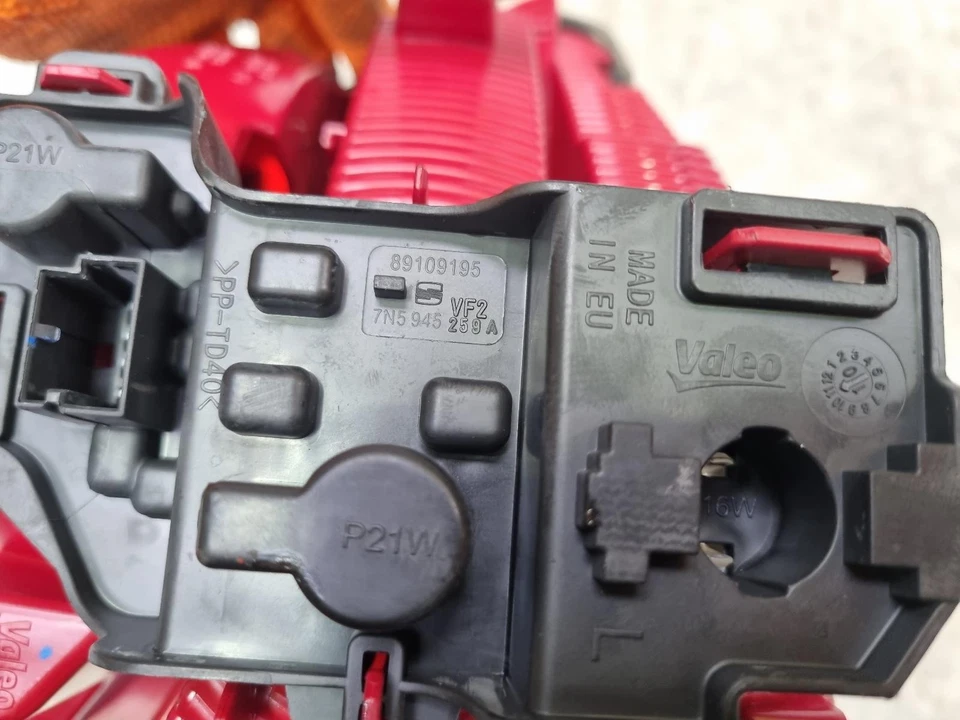 Faro trasero izquierdo Seat Alhambra interior trasero lado cercano 2012 7N5945093F Foto 3 de 4