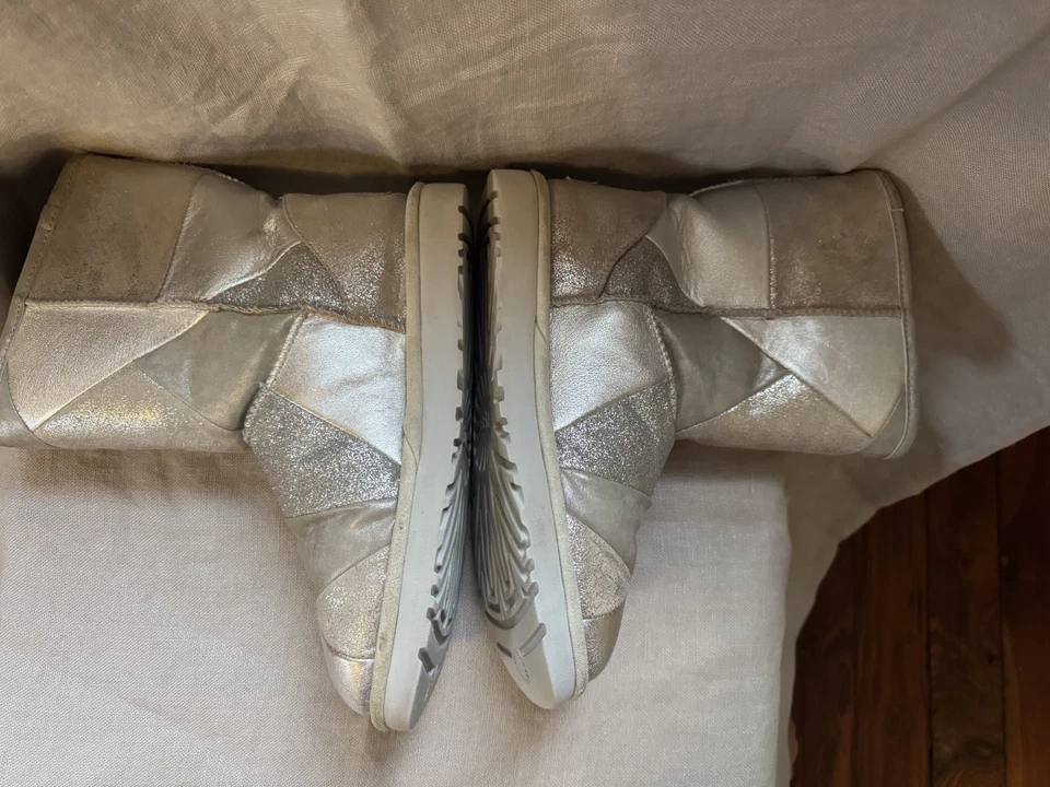 Botas UGG clásicas para mujer con retazos brillantes 1100054 plateadas talla US 9 Foto 3 de 4